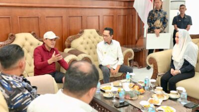 Wali Kota Batam, Amsakar Achmad, bersama Wakil Wali Kota Batam, Li Claudia Chandra, berbincang dengan Wagub Aceh, Fadhlullah, saat penyerahan bantuan di Banda Aceh, Jumat (9/1/2026). HUMAS DISKOMINFO BATAM