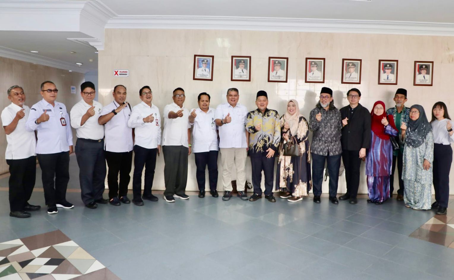 Sejumlah pejabat Pemko Batam bersama delegasi MIMTC usai pertemuan di Kantor Wali Kota Batam, Rabu (21/1/2026). HUMAS DISKOMINFO BATAM
