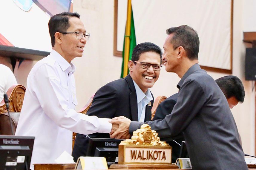Anggota DPRD Batam, Yunus S.Pi, menyalami Wali Kota Batam, Amsakar Achmad, usai menyampaikan pandangan fraksi saat rapat paripurna di Ruang Sidang Utama DPRD Batam, Rabu (21/1/2026). HUMAS DISKOMINFO BATAM