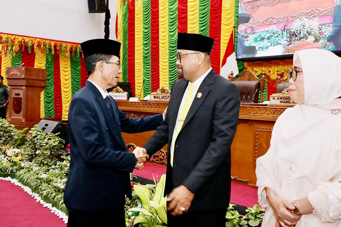Wali Kota Batam, Amsakar Achmad, menyalami Waka III DPRD Batam, Yunus Muda, usai Rapat Paripurna di Ruang Sidang Utama DPRD Batam, Rabu (28/1/2026). HUMAS DISKOMINFO BATAM