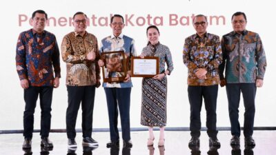 Wali Kota dan Wakil Wali Kota Batam, Amsakar Achmad dan Li Claudia Chandra, menerima penghargaan dari Kementerian Investasi dan Hilirisasi / BKPM saat Batam Investment Gala 2026 di Hotel Marriott Batam, Kamis (29/1/2026) malam. HUMAS DISKOMINFO BATAM