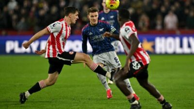 Aksi pada pertandingan Premier League Brentford vs Arsenal berlangsung di GTech Community Stadium pada Jumat (13/2/2026) dini hjari WIB.(AFP/GLYN KIRK)