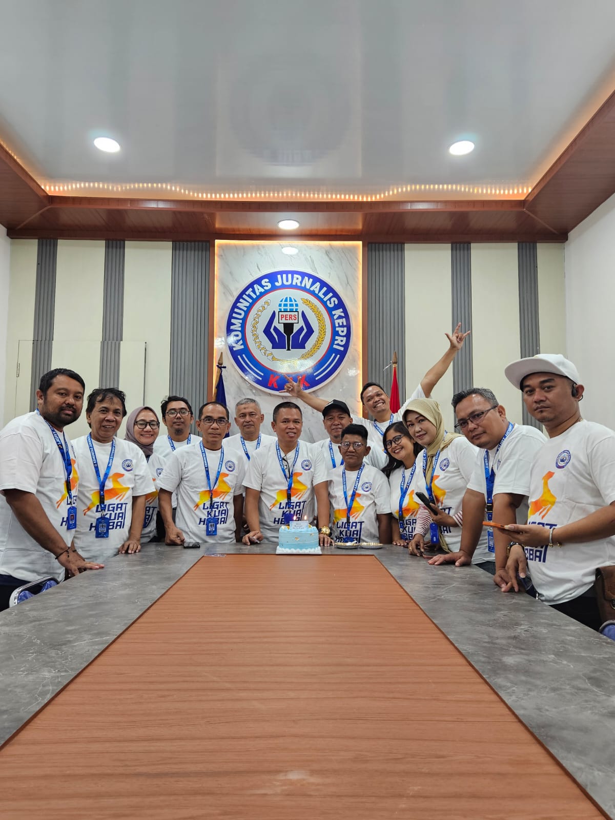 Komunitas Jurnalis Kepri melakukan pemotongan tumpeng puncak HPN 2026.