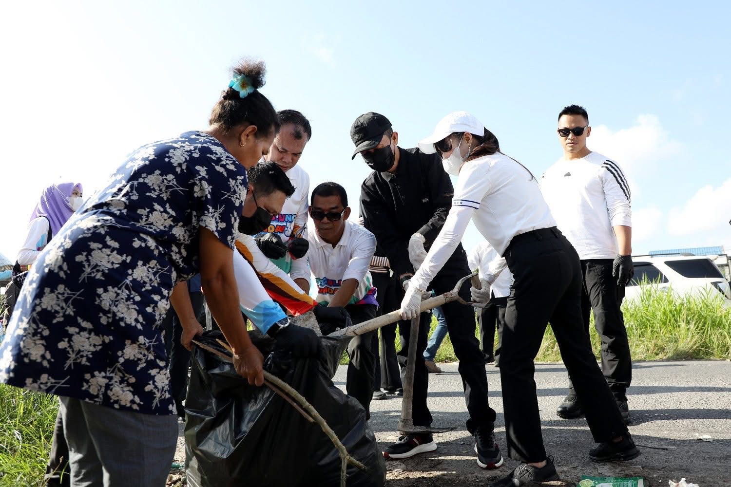 Wali Kota Batam, Amsakar Achmad, bersama Wakil Wali Kota Batam, Li Claudia Chandra, ikut gotong royong membersihkan sampah, belum lama ini. Dok HUMAS DISKOMINFO BATAM