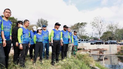 Wali Kota Batam, Amsakar Achmad, bersama Wakil Wali Kota Batam, Li Claudia Chandra, memimpin gotong royong Gema Batam ASRI di Simpang K-Square, Rabu (11/2/2026). HUMAS DISKOMINFO BATAM