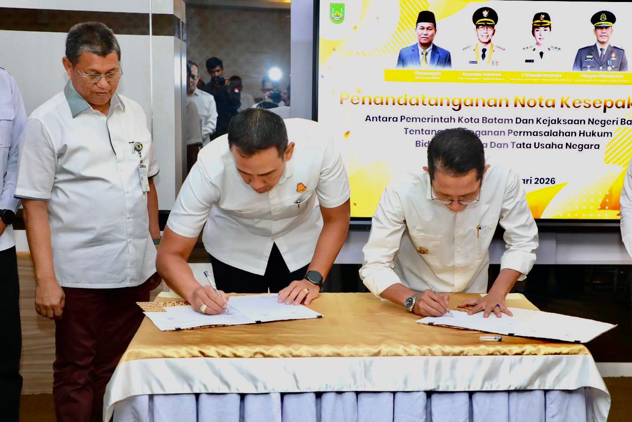 Wali Kota Batam, Amsakar Achmad, dan Kajari Batam, I Wayan Wiradarma, menandatangani kerja sama di Kantor Wali Kota Batam, Rabu (11/2/2026). HUMAS DISKOMINFO BATAM