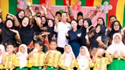 Serahkan KIA di SDN 006, Amsakar-Li Claudia Pastikan Anak Batam Terdata dan Terlindungi