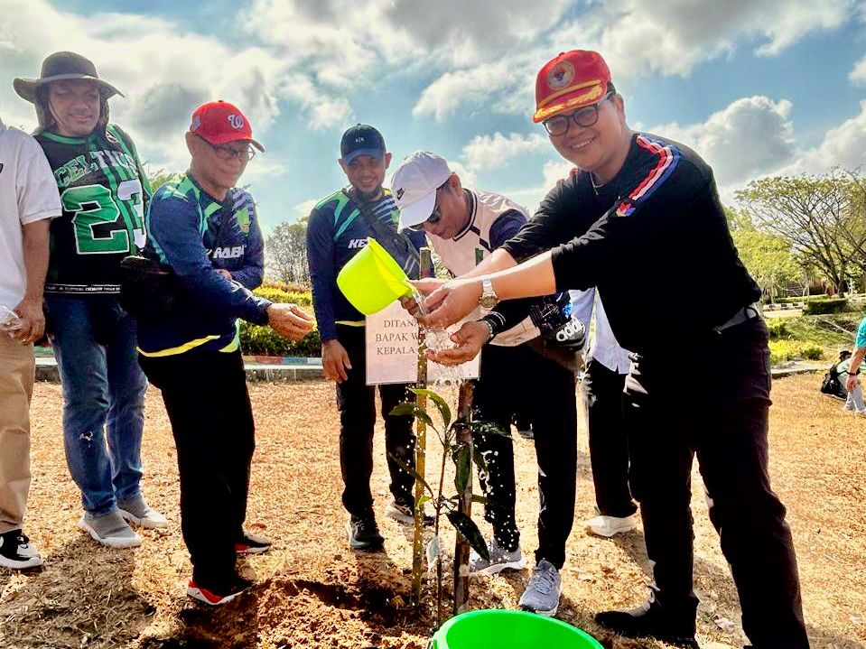 Kepala Diskominfo Batam, Rudi Panjaitan, ikut menanam pohon di Kebun Raya Batam, Nongsa, Sabtu (14/2/2026). Dok DISKOMINFO BATAM