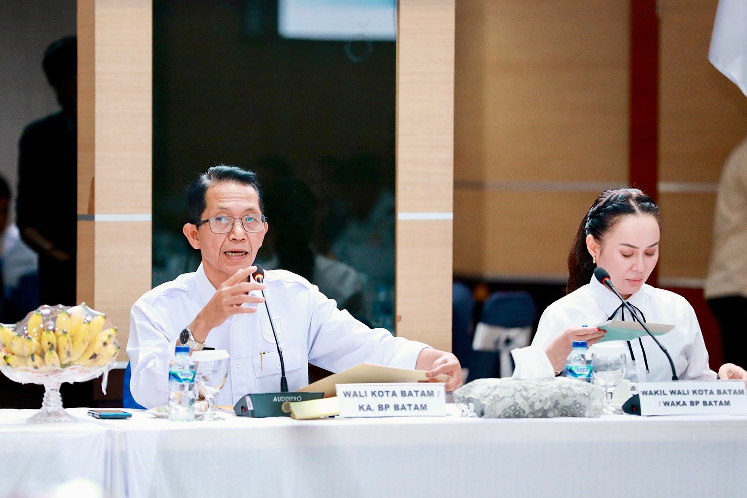 Wali Kota Batam, Amsakar Achmad, bersama Wakil Wali Kota Batam, Li Claudia Chandra, saat memimpin rapat Forkopimda Batam, belum lama ini. Dok HUMAS DISKOMINFO BATAM