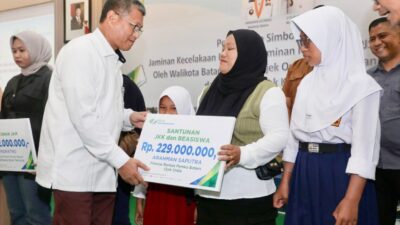 Sekda Batam, Firmansyah, menyerahkan secara simbolis santunan dan beasiswa kepada ahli waris peserta BPJS Ketenagakerjaan program Pemko Batam, belum lama ini. HUMAS DISKOMINFO BATAM