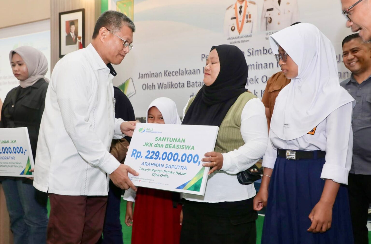 Sekda Batam, Firmansyah, menyerahkan secara simbolis santunan dan beasiswa kepada ahli waris peserta BPJS Ketenagakerjaan program Pemko Batam, belum lama ini. HUMAS DISKOMINFO BATAM