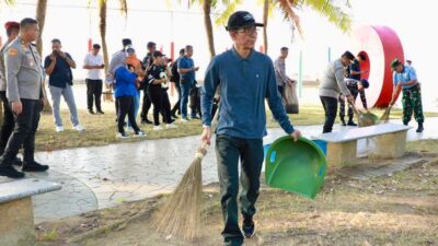 Wali Kota Batam, Amsakar Achmad, ikut gotong royong sebagai dukungan Gerakan Indonesia ASRI di kawasan wisata Pantai Ocarina, Batam Center, Sabtu (7/2/2026). HUMAS DISKOMINFO BATAM