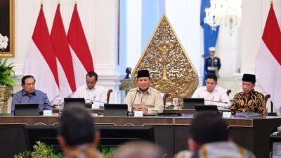 Prabowo Duduk Semeja dengan SBY dan Jokowi dalam Pertemuan di Istana
