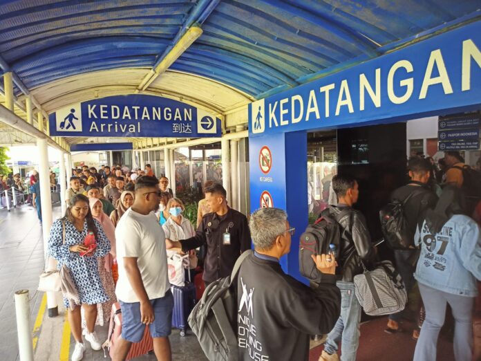 Antrean penumpang di Pelabuhan Internasional Batam Center. (Foto: AlurNews)