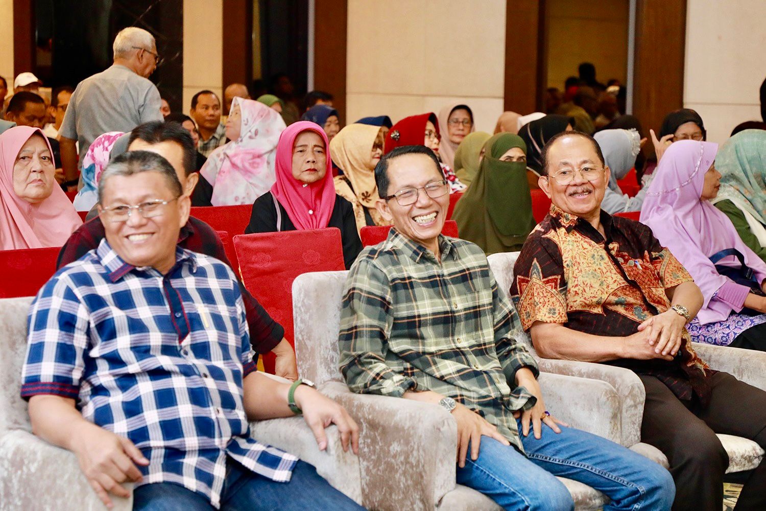 Wali Kota Batam, Amsakar Achmad, bersama Sekda Batam, Firmansyah dan Ketua Koperasi Sekawan, Agus Sahiman, saat menghadiri RAT Koperasi Sekawan di Sahid Hotel Batam, Sabtu (28/2/2026). HUMAS DISKOMINFO BATAM