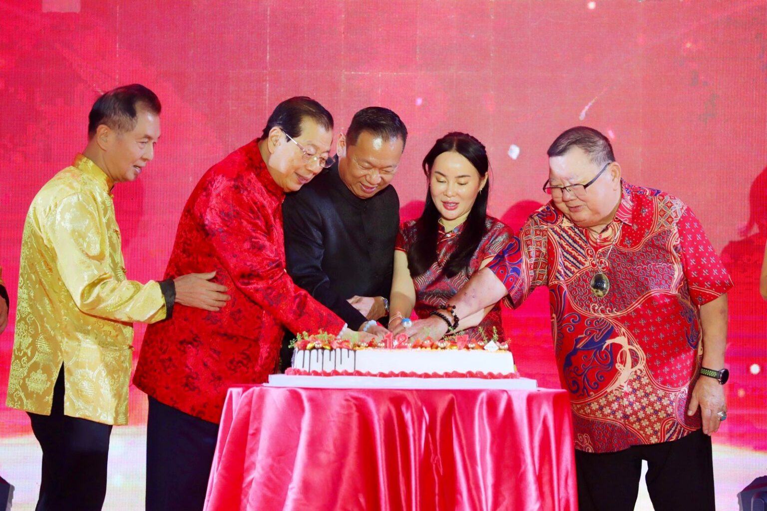 Wakil Wali Kota Batam, Li Claudia Chandra, ikut memotong kue ulang tahun ke-12 PHIS Kota Batam sekaligus perayaan Cap Go Meh yang digelar Yayasan Hakka Kota Batam di Swiss-Belhotel Harbour Bay, Sabtu (28/2/2026). HUMAS DISKOMINFO BATAM