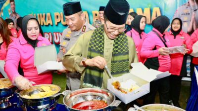 Wali Kota Batam, Amsakar Achmad, bersama Kapolda Kepulauan Riau, Irjen Pol Asep Safrudin, menyajikan santapan berbuka puasa bagi warga di Masjid Al-Fajri, Sembulang, Kecamatan Galang, Selasa (3/3/2026). HUMAS DISKOMINFO BATAM