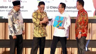 Wali Kota Batam, Amsakar Achmad, menerima Pokir Dewan dari pimpinan DPRD Batam, saat pembukaan Musrenbang tingkat Kota Batam di Hotel Grand Mercure Batam, Kamis (5/3/2026). HUMAS DISKOMINFO BATAM