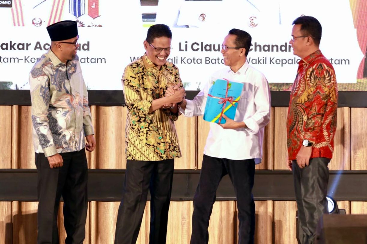 Wali Kota Batam, Amsakar Achmad, menerima Pokir Dewan dari pimpinan DPRD Batam, saat pembukaan Musrenbang tingkat Kota Batam di Hotel Grand Mercure Batam, Kamis (5/3/2026). HUMAS DISKOMINFO BATAM