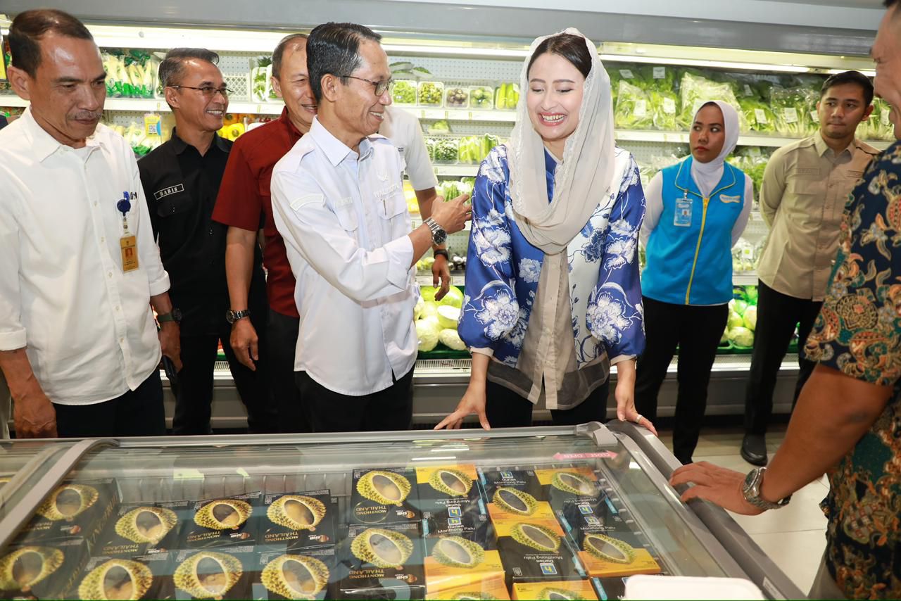 Wali Kota Batam, Amsakar Achmad, berbincang dengan Wamendag Republik Indonesia, Dyah Roro Esty Widya Putri, saat meninjau harga dan ketersediaan bahan pokok di Batam, Selasa (10/3/2026). HUMAS DISKOMINFO BATAM / DHEO ANANDA PUTRA