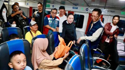 Wali Kota Batam, Amsakar Achmad, bersama Wakil Wali Kota Batam, Li Claudia Chandra, menyapa pemudik saat meninjau arus mudik Lebaran di Terminal Domestik Sekupang, Minggu (15/3/2026) dini hari. HUMAS DISKOMINFO BATAM / DHEO ANANDA PUTRA