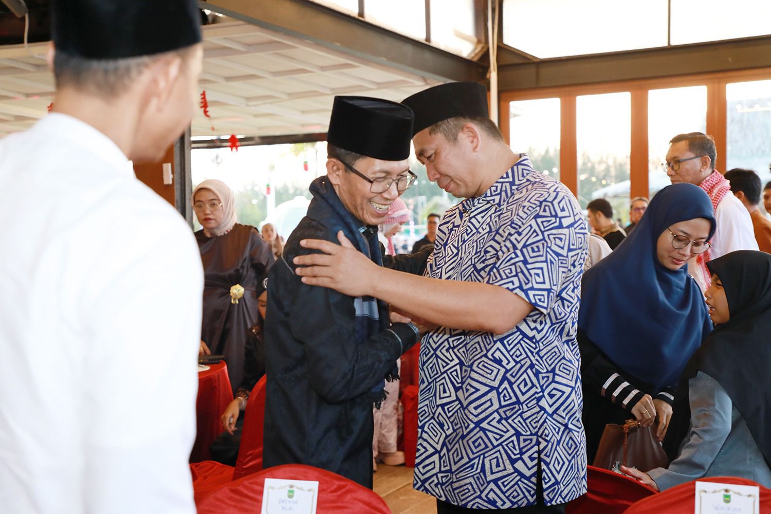 Wali Kota Batam, Amsakar Achmad, bersama Wali Kota Pagar Alam, Ludi Oliansyah, saat menghadiri buka puasa bersama IKAPOLSRI Kepri di Alio Beach Cafe & Restaurant, Bengkong, Minggu (1/3/2026). HUMAS DISKOMINFO BATAM
