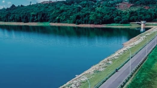 Batam sepenuhnya bergantung pada curah hujan yang ditampung melalui waduk atau DAM