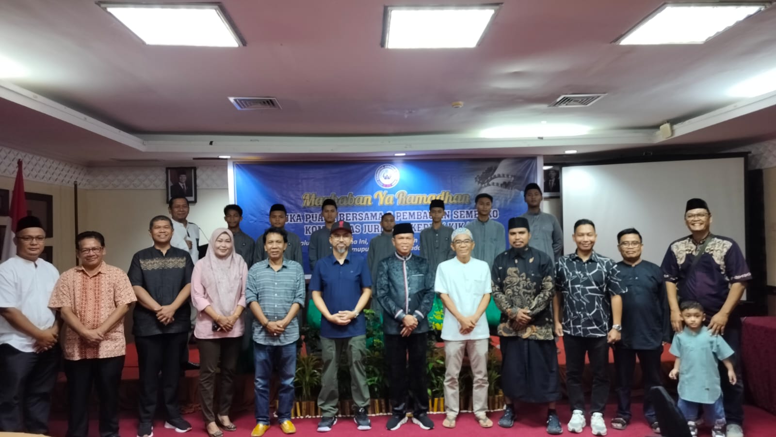 Komunitas Jurnalis Kepri (KJK) menggelar kegiatan buka puasa bersama yang dirangkaikan dengan pemberian santunan serta paket sembako