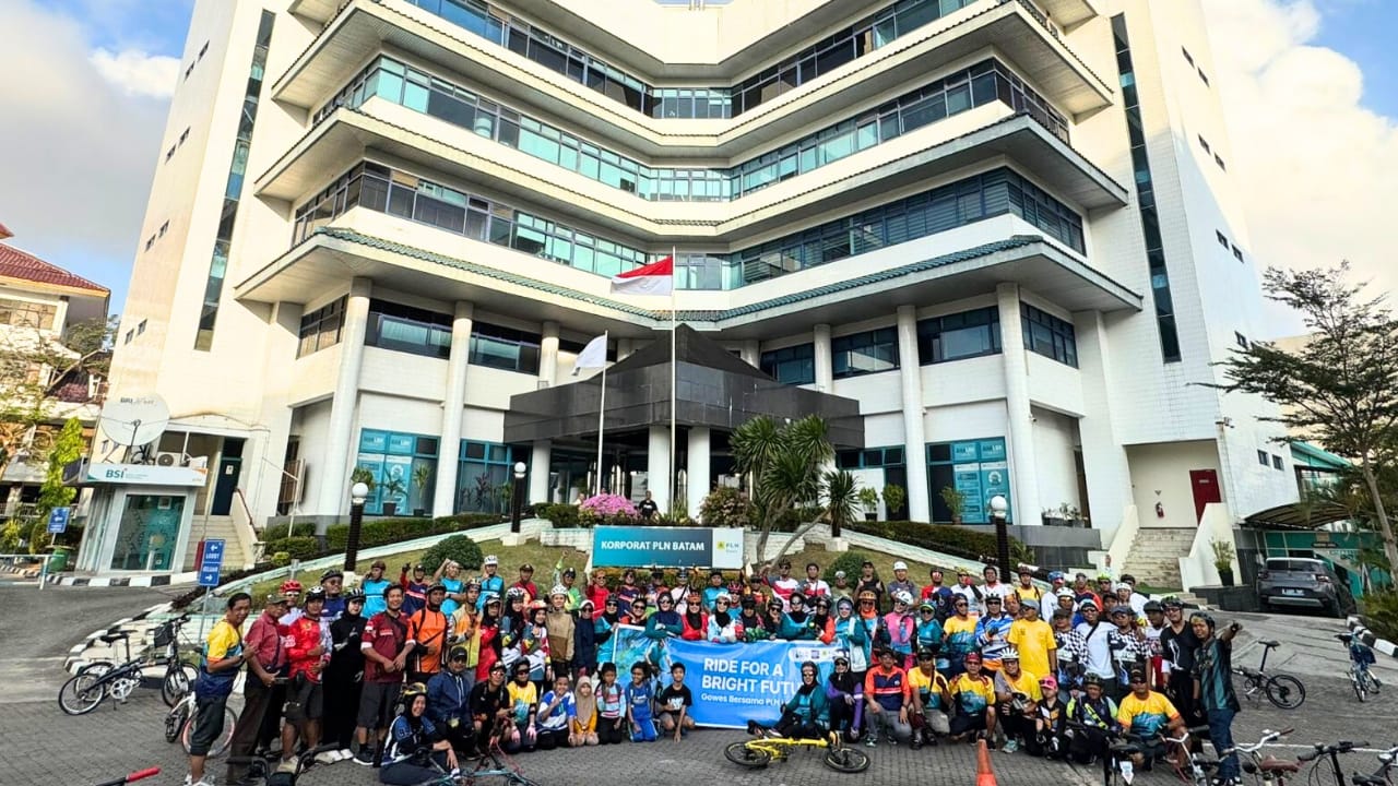 PT PLN Batam menggelar gowes bersama yang berlangsung penuh semangat kebersamaan