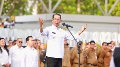 Wali Kota Batam, Amsakar Achmad, memimpin apel gabungan perdana pascale­baran Idulfitri 1447 Hijriah di Dataran Engku Putri, Batamcentre, Senin (30/3/2026). HUMAS DISKOMINFO BATAM