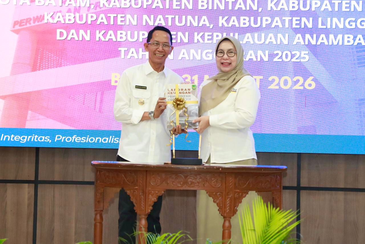 Wali Kota Batam, Amsakar Achmad, menyerahkan LKPD unaudited 2025 kepada Kepala BPK RI Perwakilan Kepri, Emmy Mutiarini, Selasa (31/3/2026). HUMAS DISKOMINFO BATAM