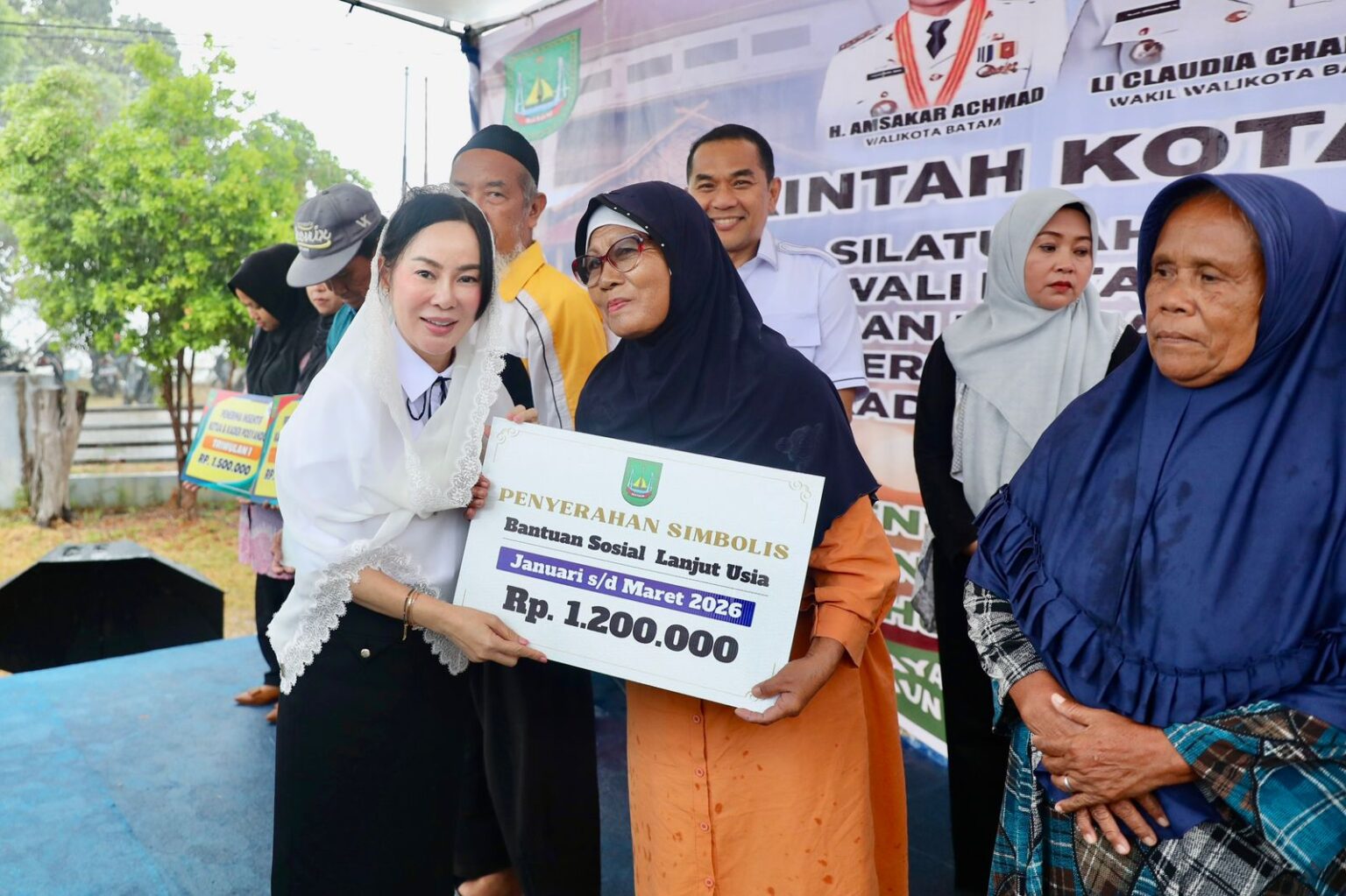 Wakil Wali Kota Batam, Li Claudia Chandra, menyerahkan bantuan sosial untuk lansia Kecamatan Galang, Selasa (7/4/2026). HUMAS DISKOMINFO BATAM