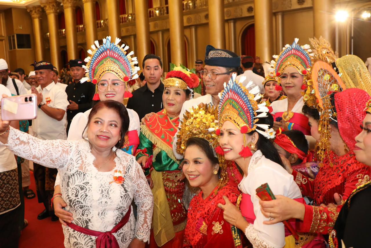 Sejumlah warga berswafoto bersama Wali Kota Batam, Amsakar Achmad, saat perayaan Dharma Santi Nyepi Tingkat Kota Batam Tahun Baru Saka 1948 di Harmoni One Hotel, Batamkota, Minggu (12/4/2026). HUMAS DISKOMINFO BATAM