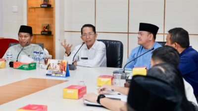 Wali Kota Batam, Amsakar Achmad, memimpin FGD laporan pendahuluan dokumen kajian optimalisasi dan strategi tata kelola pengangkutan sampah Kota Batam Tahun 2026 di Kantor Wali Kota Batam, Rabu (15/4/2026). HUMAS DISKOMINFO BATAM