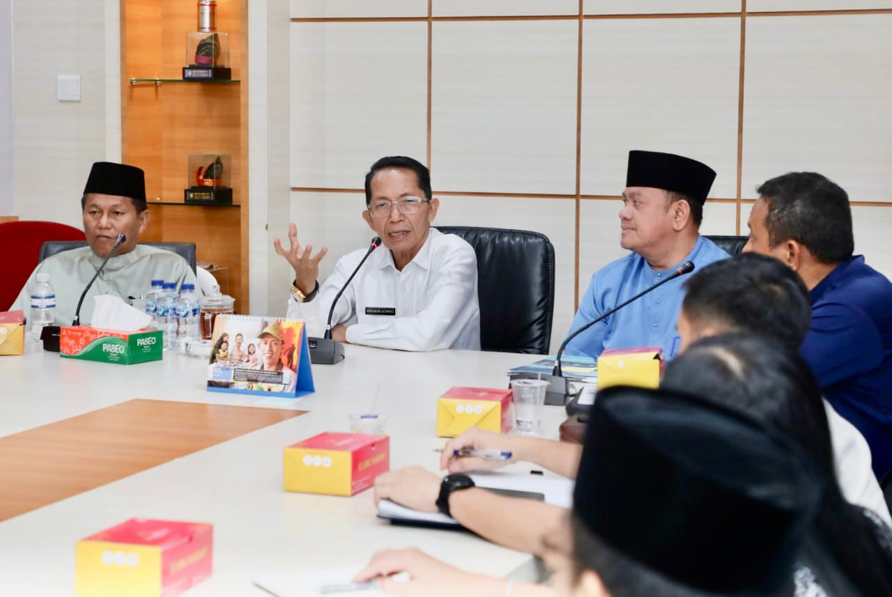Wali Kota Batam, Amsakar Achmad, memimpin FGD laporan pendahuluan dokumen kajian optimalisasi dan strategi tata kelola pengangkutan sampah Kota Batam Tahun 2026 di Kantor Wali Kota Batam, Rabu (15/4/2026). HUMAS DISKOMINFO BATAM