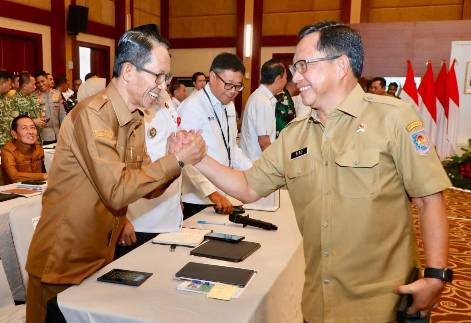 Wali Kota Batam, Amsakar Achmad, berjabat tangan dengan Mendagri Tito Karnavian, belum lama ini. Dok HUMAS DISKOMINFO BATAM