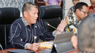 Sekda Batam, Firmansyah, memimpin rapat koordinasi terkait efisiensi anggaran dan rencana penjabaran kedua APBD Tahun Anggaran 2026 di Kantor Wali Kota Batam, Kamis (23/4/2026). HUMAS DISKOMINFO BATAM