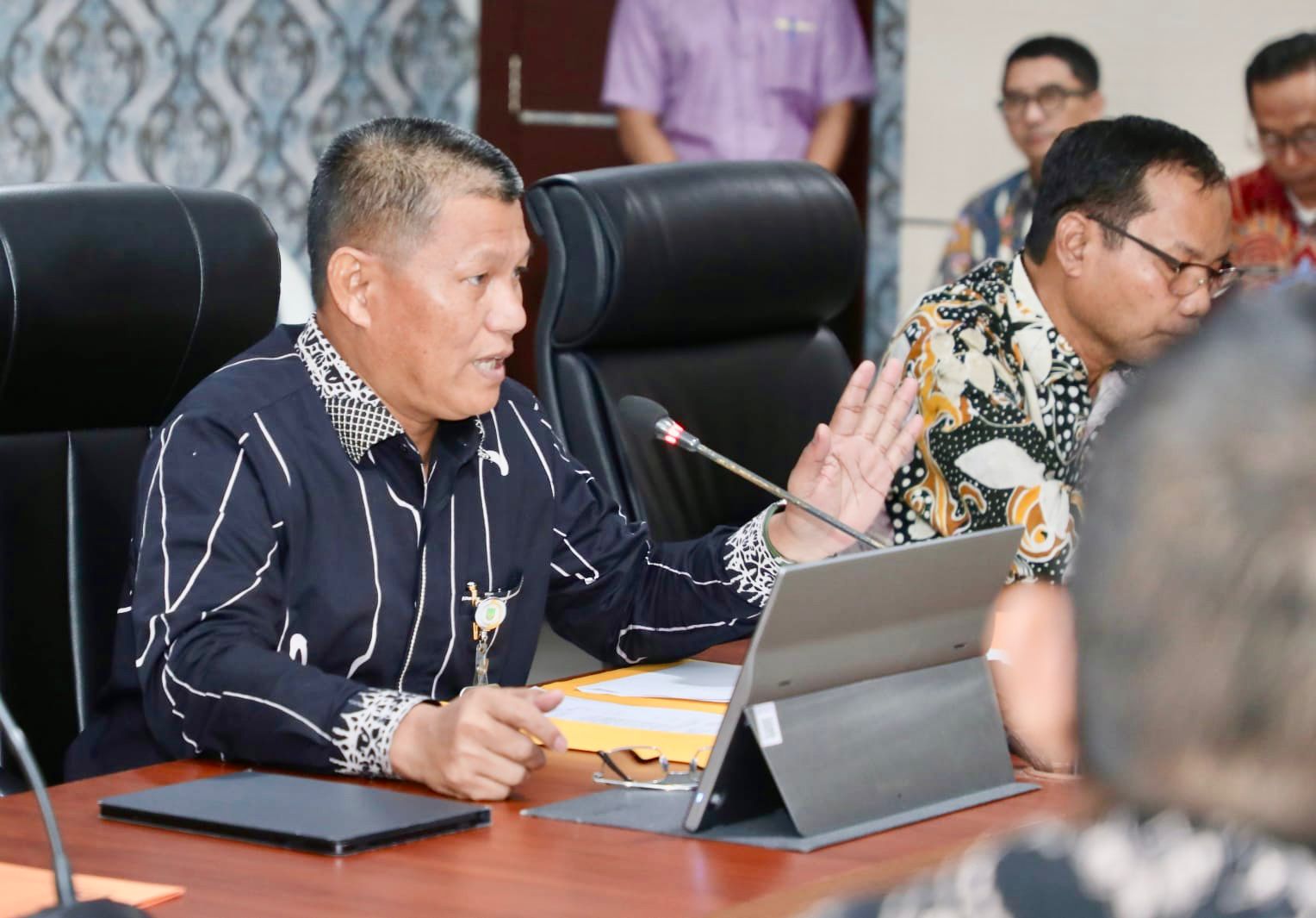 Sekda Batam, Firmansyah, memimpin rapat koordinasi terkait efisiensi anggaran dan rencana penjabaran kedua APBD Tahun Anggaran 2026 di Kantor Wali Kota Batam, Kamis (23/4/2026). HUMAS DISKOMINFO BATAM