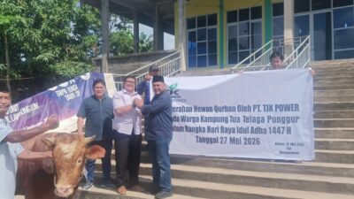 Wakil Direktur Utama PT TJK Power, Mohamad Tresna Wikarsa menyerahkan sumbangan sapi kurban.