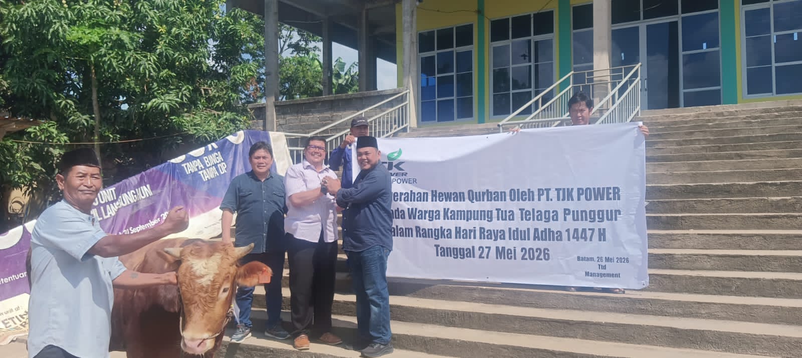 Wakil Direktur Utama PT TJK Power, Mohamad Tresna Wikarsa menyerahkan sumbangan sapi kurban.