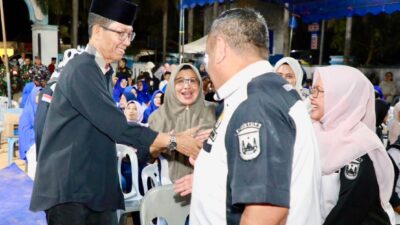 Perangkat RT dan RW Batuampar menyalami Wali Kota Batam, Amsakar Achmad, saat halalbihalal di Halaman Kantor Lurah Tanjung Sengkuang, Jumat (3/4/2026) malam. HUMAS DISKOMINFO BATAM