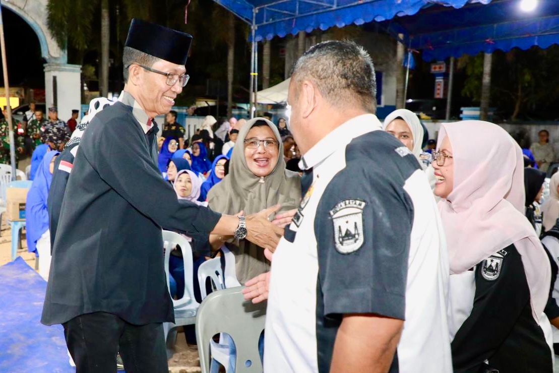Perangkat RT dan RW Batuampar menyalami Wali Kota Batam, Amsakar Achmad, saat halalbihalal di Halaman Kantor Lurah Tanjung Sengkuang, Jumat (3/4/2026) malam. HUMAS DISKOMINFO BATAM