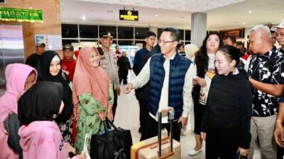 Wali Kota Batam, Amsakar Achmad, bersama Wakil Wali Kota Batam, Li Claudia Chandra, meninjau arus mudik, belum lama ini. Dok HUMAS DISKOMINFO BATAM