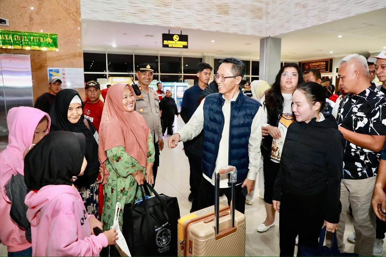 Wali Kota Batam, Amsakar Achmad, bersama Wakil Wali Kota Batam, Li Claudia Chandra, meninjau arus mudik, belum lama ini. Dok HUMAS DISKOMINFO BATAM