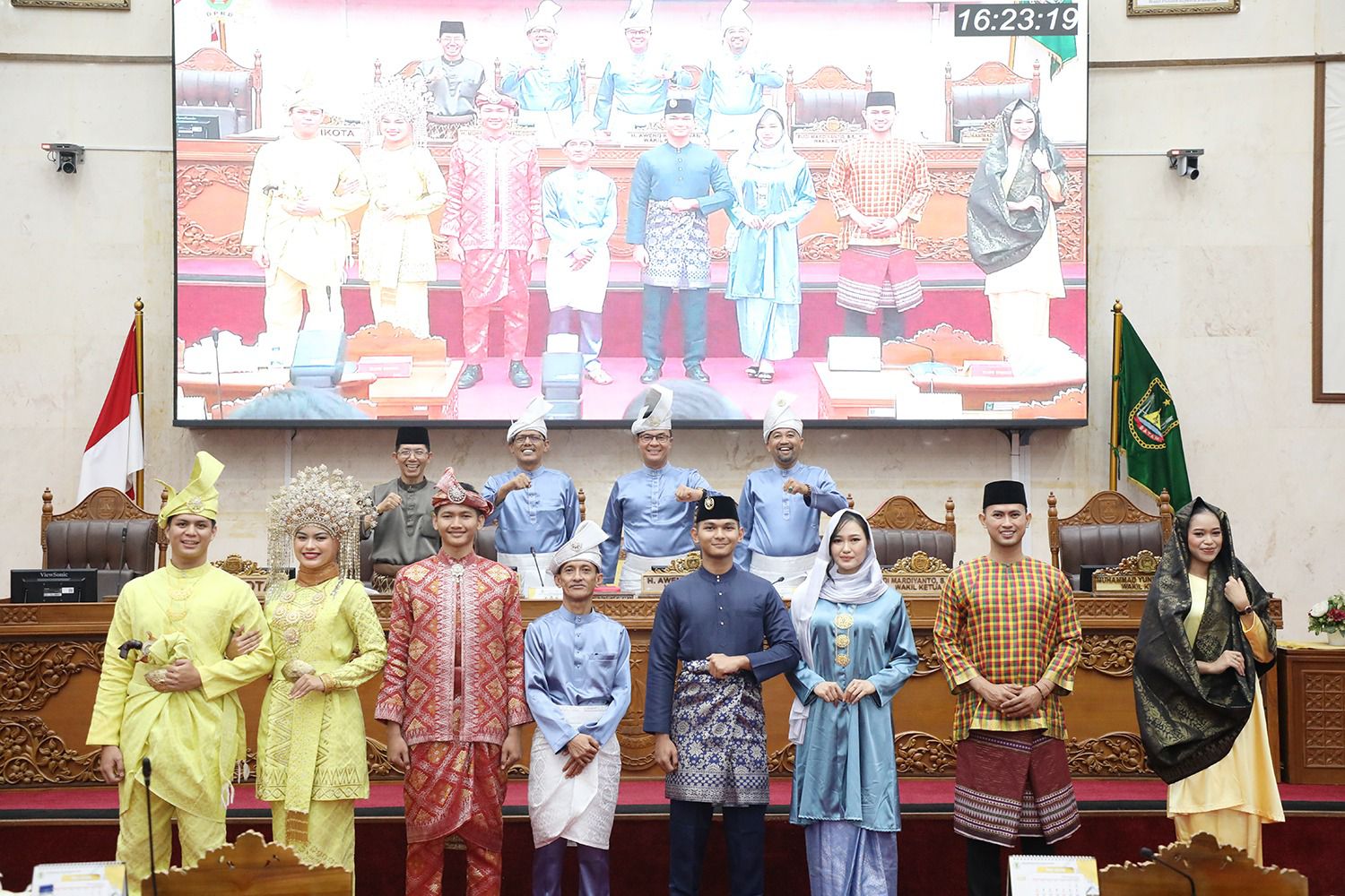 Wali Kota Batam, Amsakar Achmad, serta pimpinan DPRD Batam dan Ketua Pansus Ranperda LAM bersama peraga busana Melayu Kepri Kota Batam saat Sidang Paripurna di DPRD Batam, Jumat (8/5/2026). HUMAS DISKOMINFO BATAM