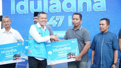 PLN Batam menyalurkan sebanyak 18 ekor sapi dan 50 ekor kambing kepada masyarakat di Kota Batam.