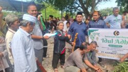 PT KG Salurkan Bantuan 2 Ekor Sapi Kurban ke Masyarakat Sepedas