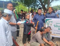 PT KG Salurkan Bantuan 2 Ekor Sapi Kurban ke Masyarakat Sepedas