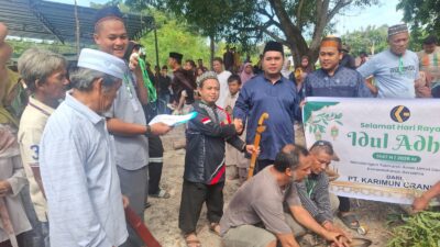 PT KG Salurkan Bantuan 2 Ekor Sapi Kurban ke Masyarakat Sepedas