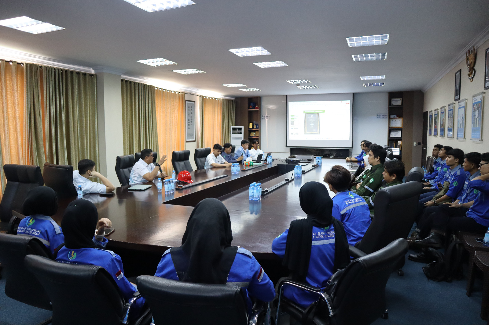 Wakil Direktur Utama PT TJK Power, Mohamad Tresna Wikarsa memberikan sesi pemaparan saat kegiatan Open Day dan Plant Visit TJK Power yang diikuti oleh mahasiswa Politeknik Negeri Batam.